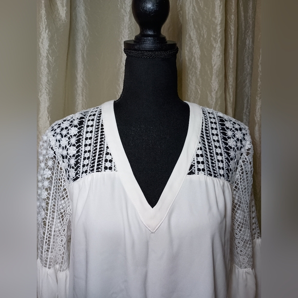 T Tahari V-Neck Crochet Bell-Sleeve Top Size S/P - Picture 5 of 12